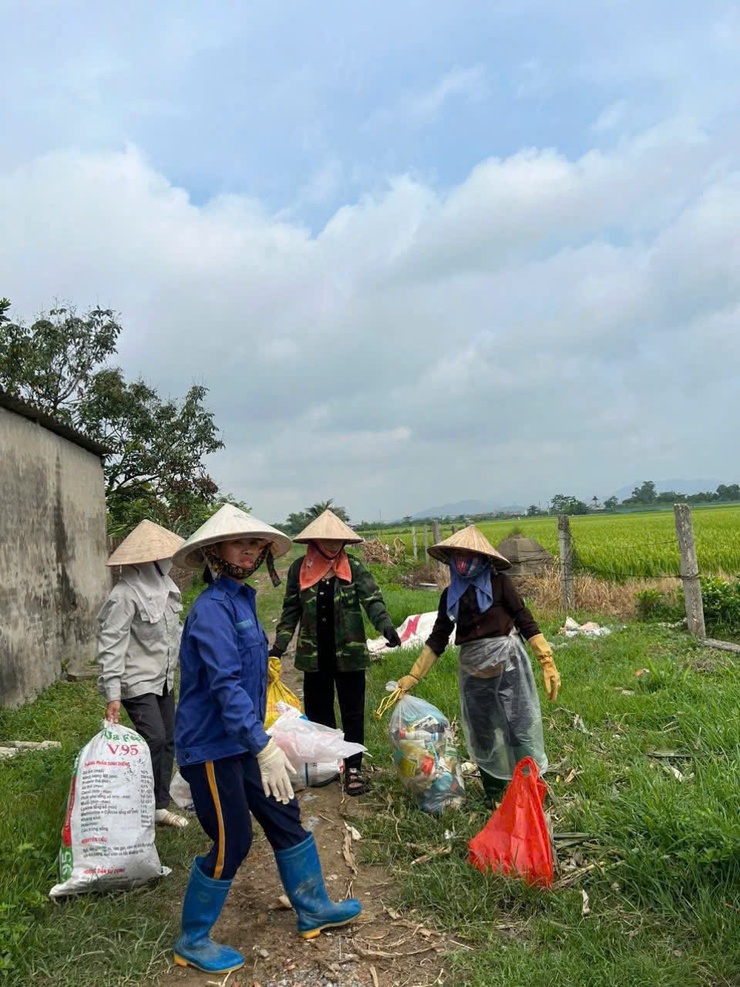 HỘI NÔNG DÂN XÃ SÓC SƠN RA QUÂN VỆ SINH ĐỒNG RUỘNG, THU GOM RÁC THẢI NGUY HẠI- Ảnh 1.