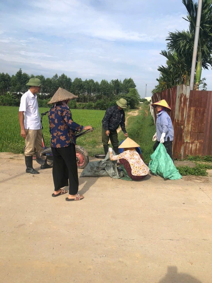 HỘI NÔNG DÂN XÃ SÓC SƠN RA QUÂN VỆ SINH ĐỒNG RUỘNG, THU GOM RÁC THẢI NGUY HẠI- Ảnh 3.