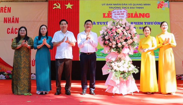 THCS Đại Thịnh bế giảng năm học 2025-2026, tuyên dương nhiều tập thể, học sinh tiêu biểu- Ảnh 3.