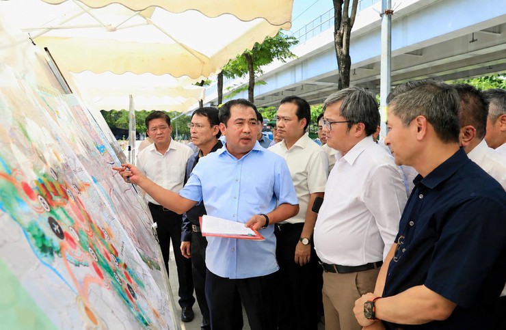 Bí thư Thành ủy Hà Nội Trần Đức Thắng kiểm tra tiến độ triển khai Dự án đường Tây Thăng Long đoạn qua địa phận phường Đông Ngạc- Ảnh 1.
