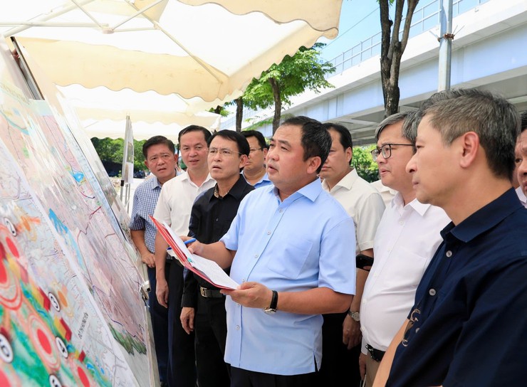 Bí thư Thành ủy Hà Nội Trần Đức Thắng kiểm tra tiến độ triển khai Dự án đường Tây Thăng Long đoạn qua địa phận phường Đông Ngạc- Ảnh 3.