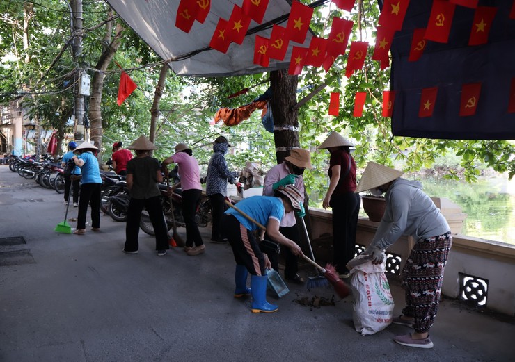 Ra quân thực hiện mô hình “Chung tay bảo vệ môi trường Ao, hồ xanh - sạch - đẹp” trên địa bàn phường Đông Ngạc- Ảnh 13.