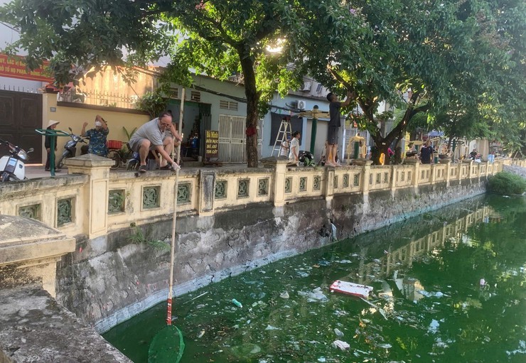 Ra quân thực hiện mô hình “Chung tay bảo vệ môi trường Ao, hồ xanh - sạch - đẹp” trên địa bàn phường Đông Ngạc- Ảnh 7.