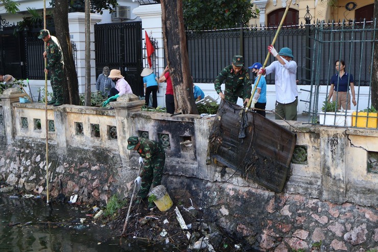 Ra quân thực hiện mô hình “Chung tay bảo vệ môi trường Ao, hồ xanh - sạch - đẹp” trên địa bàn phường Đông Ngạc- Ảnh 6.