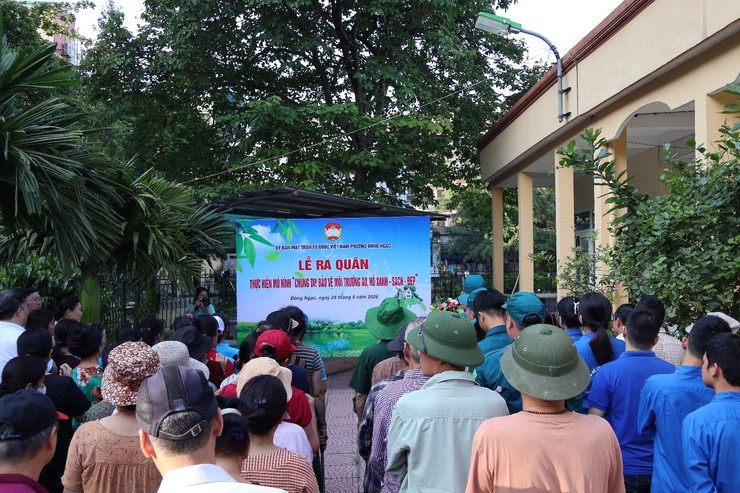 Ra quân thực hiện mô hình “Chung tay bảo vệ môi trường Ao, hồ xanh - sạch - đẹp” trên địa bàn phường Đông Ngạc- Ảnh 1.
