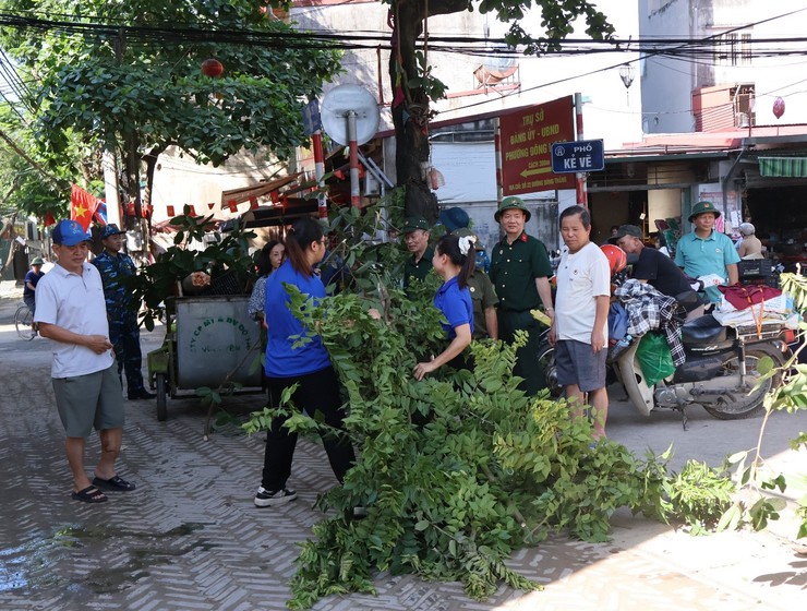 Ra quân thực hiện mô hình “Chung tay bảo vệ môi trường Ao, hồ xanh - sạch - đẹp” trên địa bàn phường Đông Ngạc- Ảnh 8.
