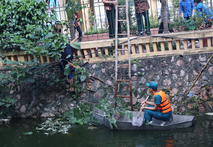 Ra quân thực hiện mô hình “Chung tay bảo vệ môi trường Ao, hồ xanh - sạch - đẹp” trên địa bàn phường Đông Ngạc- Ảnh 11.