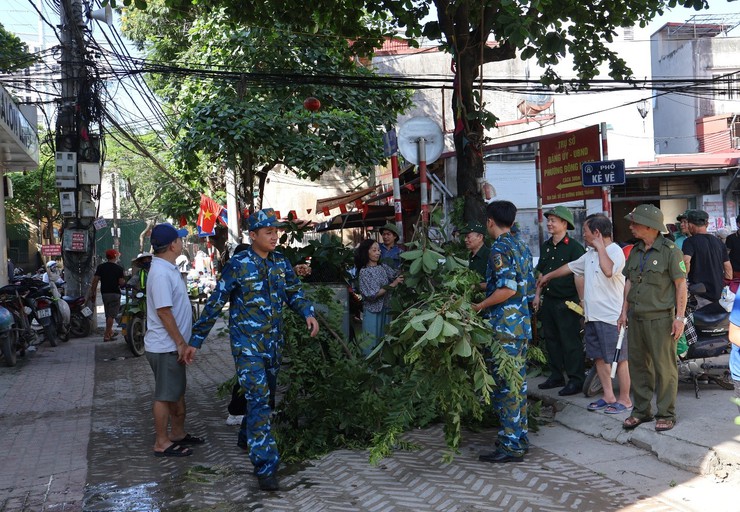 Ra quân thực hiện mô hình “Chung tay bảo vệ môi trường Ao, hồ xanh - sạch - đẹp” trên địa bàn phường Đông Ngạc- Ảnh 3.