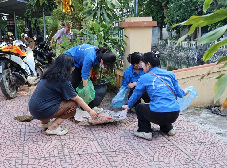 Ra quân thực hiện mô hình “Chung tay bảo vệ môi trường Ao, hồ xanh - sạch - đẹp” trên địa bàn phường Đông Ngạc- Ảnh 9.