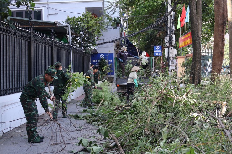 Ra quân thực hiện mô hình “Chung tay bảo vệ môi trường Ao, hồ xanh - sạch - đẹp” trên địa bàn phường Đông Ngạc- Ảnh 4.