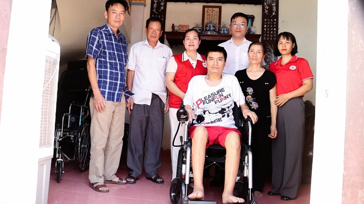 Hội Chữ thập đỏ xã Đại Xuyên tổ chức trao tặng xe lăn điện- Ảnh 1.