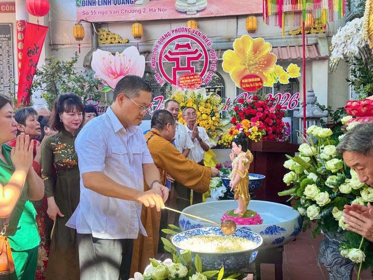 ĐẢNG ỦY – HĐND – UBND – UB MTTQ VIỆT NAM PHƯỜNG VĂN MIẾU – QUỐC TỬ GIÁM THĂM HỎI, CHÚC MỪNG ĐẠI LỄ PHẬT ĐẢN PL.2570 – DL.2026 TẠI CHÙA LINH QUANG- Ảnh 3.