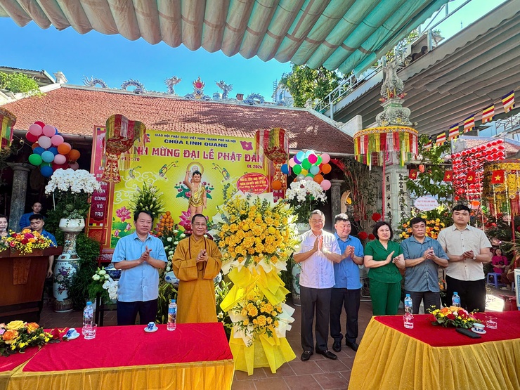 ĐẢNG ỦY – HĐND – UBND – UB MTTQ VIỆT NAM PHƯỜNG VĂN MIẾU – QUỐC TỬ GIÁM THĂM HỎI, CHÚC MỪNG ĐẠI LỄ PHẬT ĐẢN PL.2570 – DL.2026 TẠI CHÙA LINH QUANG- Ảnh 1.