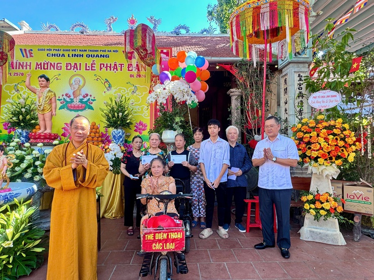ĐẢNG ỦY – HĐND – UBND – UB MTTQ VIỆT NAM PHƯỜNG VĂN MIẾU – QUỐC TỬ GIÁM THĂM HỎI, CHÚC MỪNG ĐẠI LỄ PHẬT ĐẢN PL.2570 – DL.2026 TẠI CHÙA LINH QUANG- Ảnh 2.