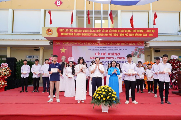 Trung tâm giáo dục nghề nghiệp – Giáo dục thường xuyên Mê Linh tổ chức bế giảng năm học 2025 - 2026 và Lễ tri ân, trưởng thành dành cho học sinh niên khóa 2023 – 2026- Ảnh 5.
