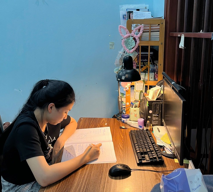 Trương Khánh Linh – tấm gương tự học bền bỉ- Ảnh 1.