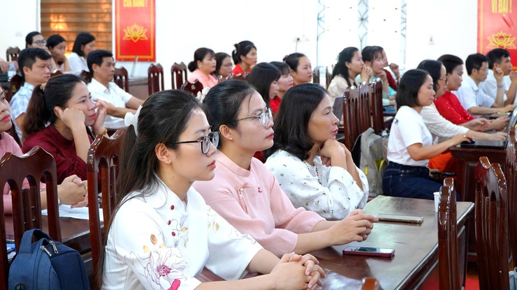DÂN HÒA: BẾ GIẢNG LỚP TẬP HUẤN ỨNG DỤNG CÔNG NGHỆ THÔNG TIN VÀ TRÍ TUỆ NHÂN TẠO CHO CÁN BỘ, CÔNG CHỨC, VIÊN CHỨC, NGƯỜI LAO ĐỘNG- Ảnh 10.