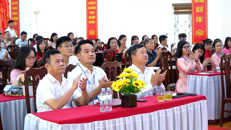 DÂN HÒA: BẾ GIẢNG LỚP TẬP HUẤN ỨNG DỤNG CÔNG NGHỆ THÔNG TIN VÀ TRÍ TUỆ NHÂN TẠO CHO CÁN BỘ, CÔNG CHỨC, VIÊN CHỨC, NGƯỜI LAO ĐỘNG- Ảnh 2.