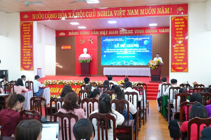 DÂN HÒA: BẾ GIẢNG LỚP TẬP HUẤN ỨNG DỤNG CÔNG NGHỆ THÔNG TIN VÀ TRÍ TUỆ NHÂN TẠO CHO CÁN BỘ, CÔNG CHỨC, VIÊN CHỨC, NGƯỜI LAO ĐỘNG- Ảnh 1.
