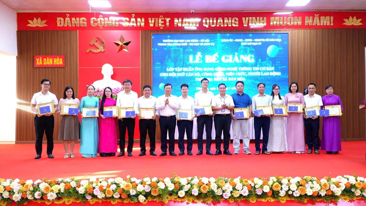 DÂN HÒA: BẾ GIẢNG LỚP TẬP HUẤN ỨNG DỤNG CÔNG NGHỆ THÔNG TIN VÀ TRÍ TUỆ NHÂN TẠO CHO CÁN BỘ, CÔNG CHỨC, VIÊN CHỨC, NGƯỜI LAO ĐỘNG- Ảnh 11.