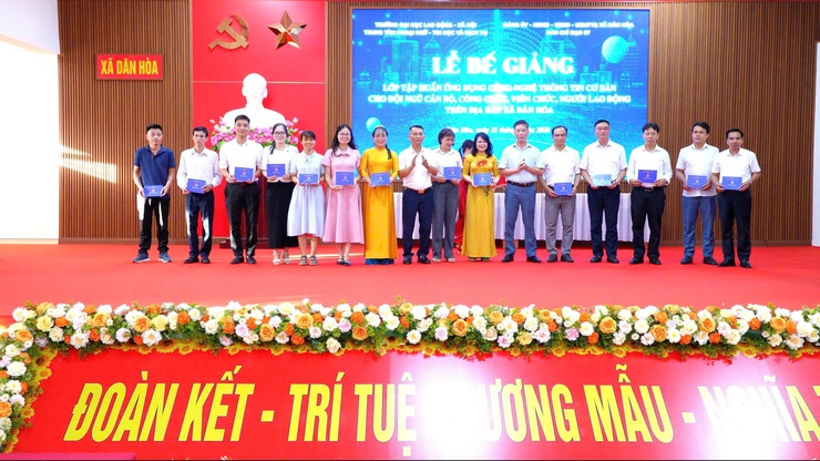 DÂN HÒA: BẾ GIẢNG LỚP TẬP HUẤN ỨNG DỤNG CÔNG NGHỆ THÔNG TIN VÀ TRÍ TUỆ NHÂN TẠO CHO CÁN BỘ, CÔNG CHỨC, VIÊN CHỨC, NGƯỜI LAO ĐỘNG- Ảnh 12.