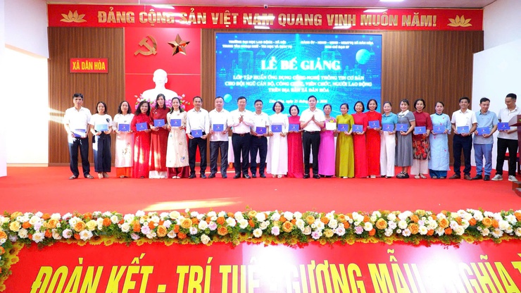 DÂN HÒA: BẾ GIẢNG LỚP TẬP HUẤN ỨNG DỤNG CÔNG NGHỆ THÔNG TIN VÀ TRÍ TUỆ NHÂN TẠO CHO CÁN BỘ, CÔNG CHỨC, VIÊN CHỨC, NGƯỜI LAO ĐỘNG- Ảnh 14.