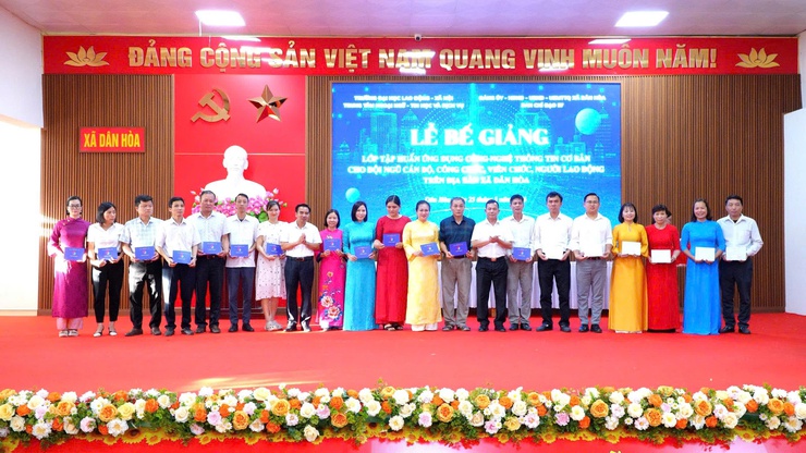 DÂN HÒA: BẾ GIẢNG LỚP TẬP HUẤN ỨNG DỤNG CÔNG NGHỆ THÔNG TIN VÀ TRÍ TUỆ NHÂN TẠO CHO CÁN BỘ, CÔNG CHỨC, VIÊN CHỨC, NGƯỜI LAO ĐỘNG- Ảnh 13.
