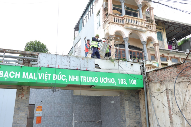 Không quản ngại nắng nóng, người dân xã Phú Nghĩa tập trung tháo dỡ công trình bàn giao mặt bằng Dự án cải tạo, nâng cấp Quốc lộ 6 đoạn Ba La - Xuân Mai- Ảnh 7.