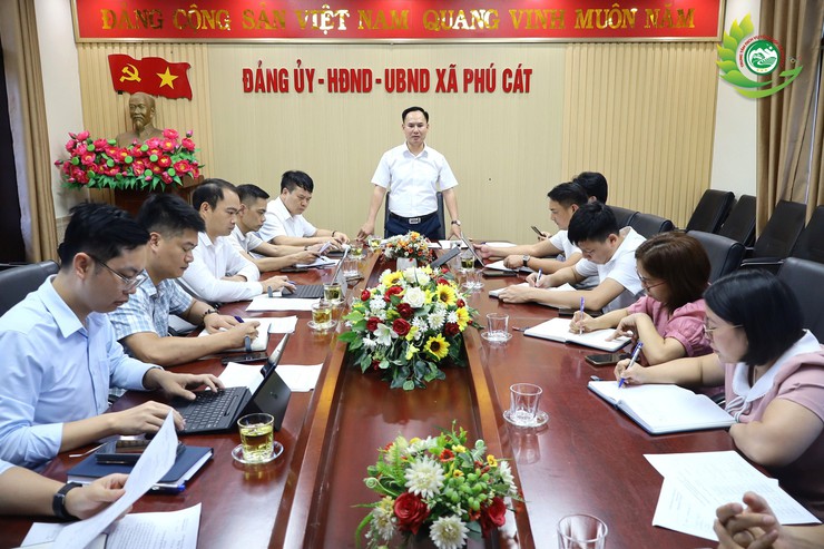 UBND xã Phú Cát làm việc với Phòng Kinh tế về công tác giải quyết thủ tục hành chính lĩnh vực đất đai- Ảnh 1.