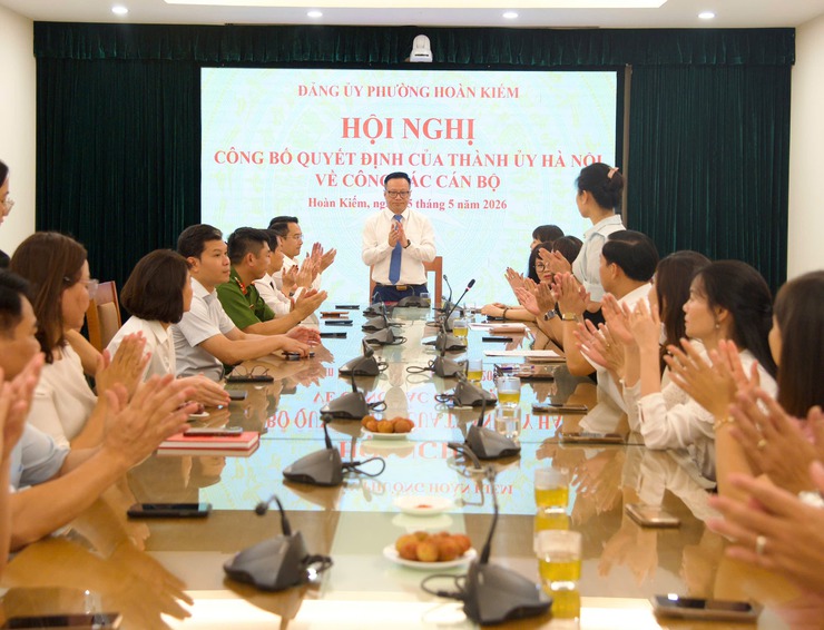 Hội nghị công bố Quyết định của Thành ủy Hà Nội về công tác cán bộ tại phường Hoàn Kiếm- Ảnh 1.