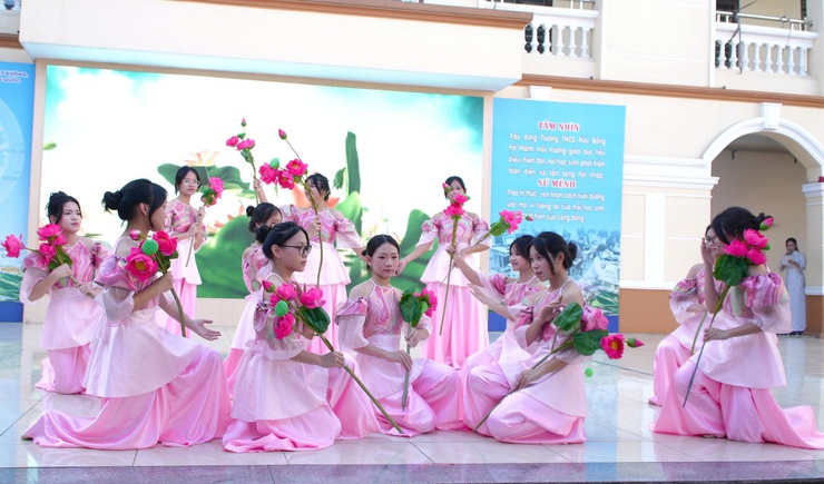Lễ tổng kết năm học 2025-2026 và lễ tri ân, trưởng thành cho học sinh khối 9 của thầy và trò trường THCS Hữu Bằng- Ảnh 3.