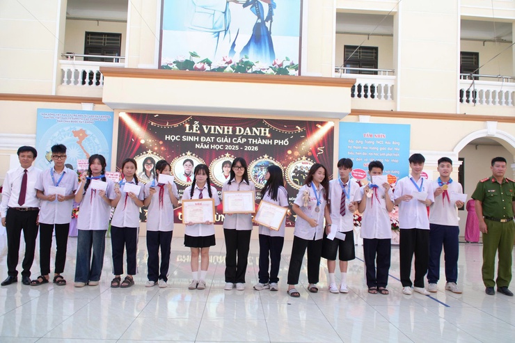 Lễ tổng kết năm học 2025-2026 và lễ tri ân, trưởng thành cho học sinh khối 9 của thầy và trò trường THCS Hữu Bằng- Ảnh 7.