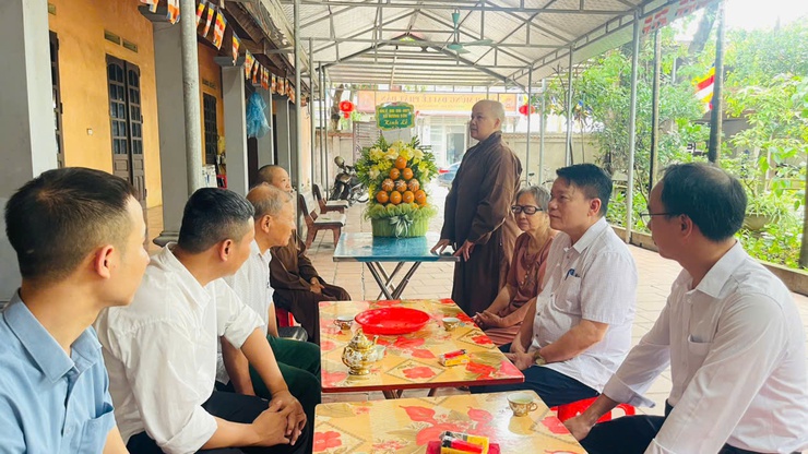 Các đồng chí lãnh đạo xã Hương Sơn thăm, chúc mừng các chùa nhân dịp Phật đản- Ảnh 4.
