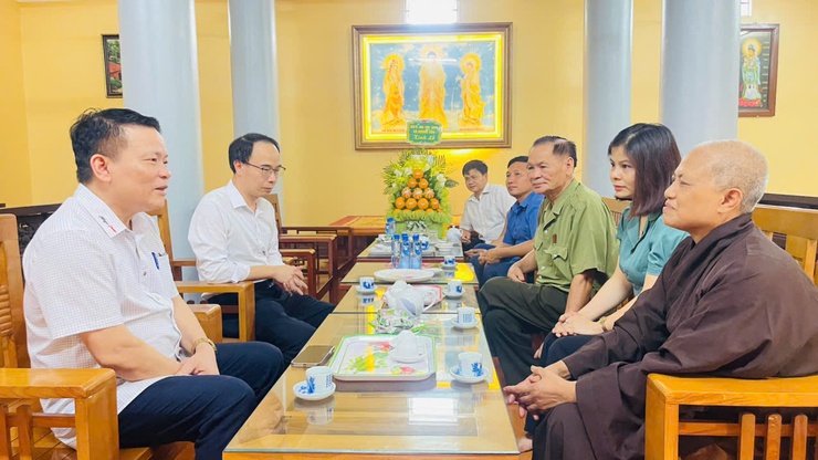 Các đồng chí lãnh đạo xã Hương Sơn thăm, chúc mừng các chùa nhân dịp Phật đản- Ảnh 3.