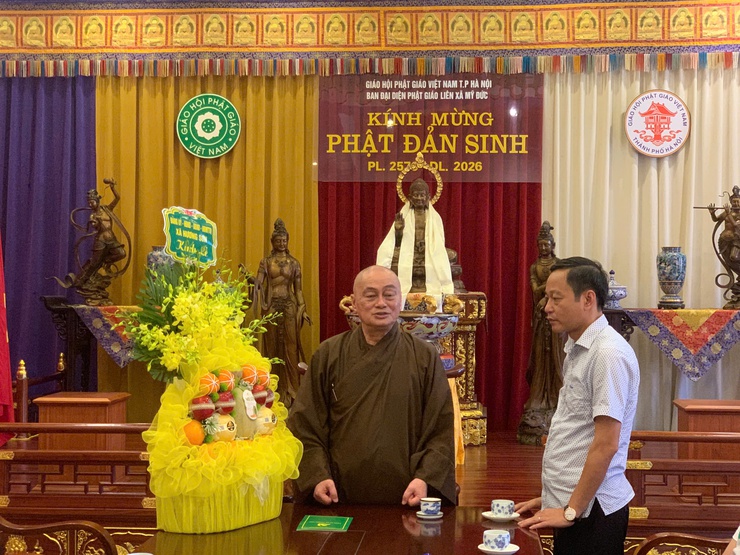 Các đồng chí lãnh đạo xã Hương Sơn thăm, chúc mừng các chùa nhân dịp Phật đản- Ảnh 2.