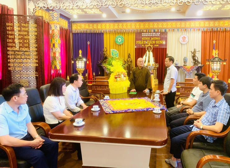 Các đồng chí lãnh đạo xã Hương Sơn thăm, chúc mừng các chùa nhân dịp Phật đản- Ảnh 1.
