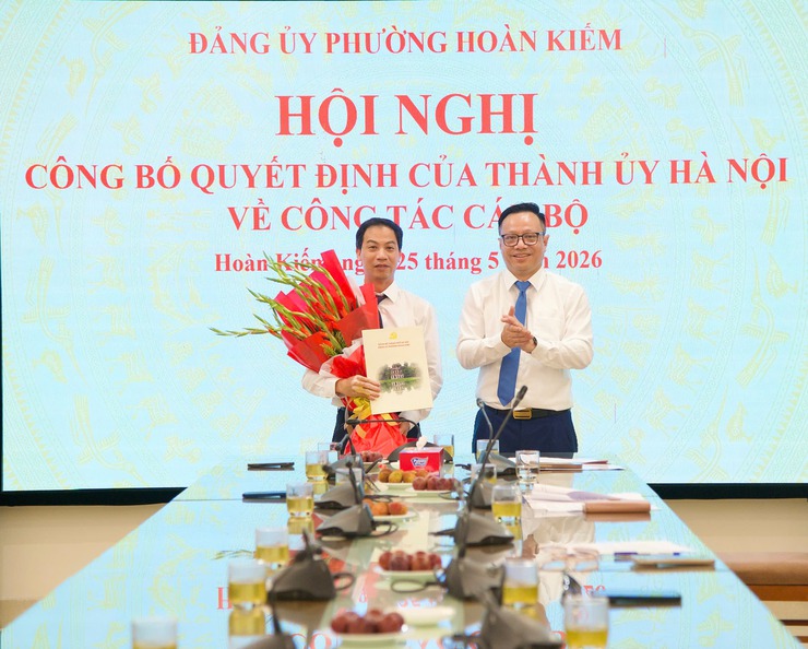 Hội nghị công bố Quyết định của Thành ủy Hà Nội về công tác cán bộ tại phường Hoàn Kiếm- Ảnh 2.