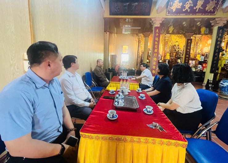 Lãnh đạo phường Tây Tựu thăm và chúc mừng các chùa trên địa bàn nhân Đại lễ Phật đản- Ảnh 1.