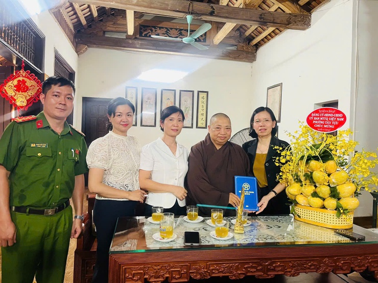 Lãnh đạo phường Tây Tựu thăm và chúc mừng các chùa trên địa bàn nhân Đại lễ Phật đản- Ảnh 2.