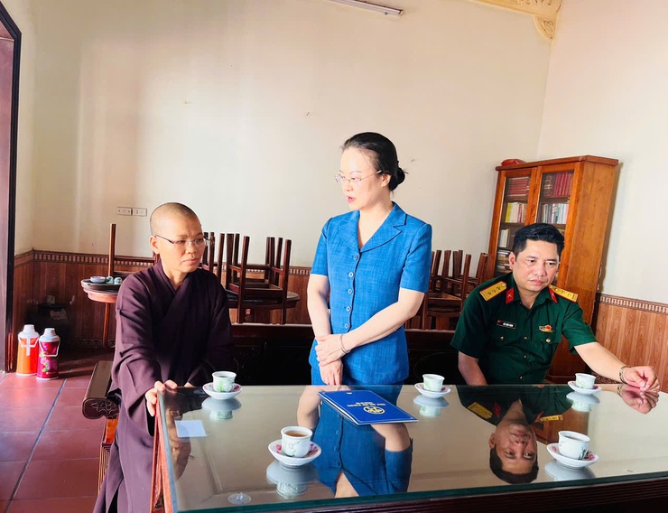 Lãnh đạo phường Tây Tựu thăm và chúc mừng các chùa trên địa bàn nhân Đại lễ Phật đản- Ảnh 4.
