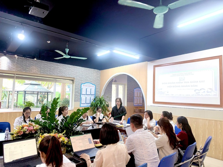 Hội đồng nhân dân phường Long Biên giám sát triển khai Nghị quyết về giáo dục và chuyển đổi số tại trường mầm non Thạch Cầu- Ảnh 2.