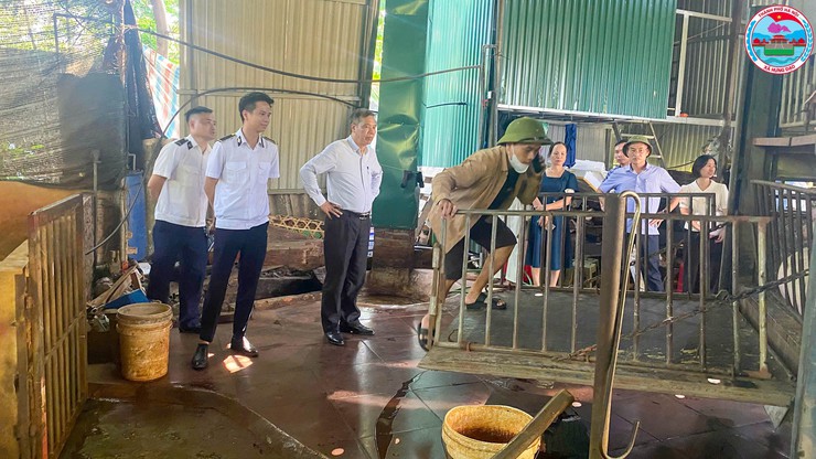 ĐOÀN KIỂM TRA THÀNH PHỐ HÀ NỘI LÀM VIỆC VỚI XÃ HƯNG ĐẠO VỀ CÔNG TÁC QUẢN LÝ HOẠT ĐỘNG CHĂN NUÔI, THÚ Y VÀ AN TOÀN THỰC PHẨM- Ảnh 4.