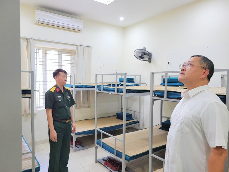 ĐỒNG CHÍ BÍ THƯ ĐẢNG ỦY PHƯỜNG VĂN MIẾU - QUỐC TỬ GIÁM THĂM, KIỂM TRA, NẮM TÌNH HÌNH TẠI BAN CHỈ HUY QUÂN SỰ PHƯỜNG- Ảnh 2.