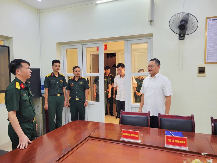 ĐỒNG CHÍ BÍ THƯ ĐẢNG ỦY PHƯỜNG VĂN MIẾU - QUỐC TỬ GIÁM THĂM, KIỂM TRA, NẮM TÌNH HÌNH TẠI BAN CHỈ HUY QUÂN SỰ PHƯỜNG- Ảnh 3.