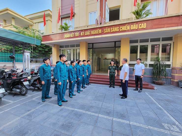 ĐỒNG CHÍ BÍ THƯ ĐẢNG ỦY PHƯỜNG VĂN MIẾU - QUỐC TỬ GIÁM THĂM, KIỂM TRA, NẮM TÌNH HÌNH TẠI BAN CHỈ HUY QUÂN SỰ PHƯỜNG- Ảnh 1.