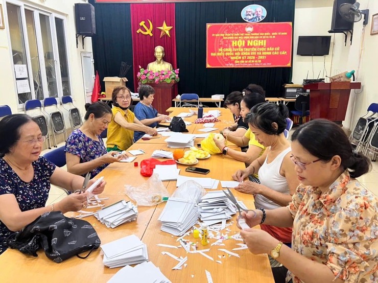 TRAO TẶNG 15.000 TÚI GIẤY ĐỰNG THUỐC VÀ 100 SUẤT CƠM TẠI BỆNH VIỆN ĐỐNG ĐA- Ảnh 3.