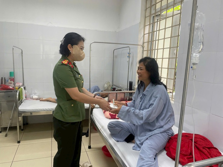 TRAO TẶNG 15.000 TÚI GIẤY ĐỰNG THUỐC VÀ 100 SUẤT CƠM TẠI BỆNH VIỆN ĐỐNG ĐA- Ảnh 1.