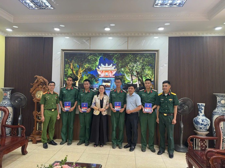 PHƯỜNG LÁNG, THÀNH PHỐ HÀ NỘI TỔ CHỨC ĐOÀN THĂM, ĐỘNG VIÊN CHIẾN SĨ MỚI NHẬP NGŨ NĂM 2026 BẢO ĐẢM TRANG TRỌNG, CHU ĐÁO, AN TOÀN TUYỆT ĐỐI- Ảnh 4.