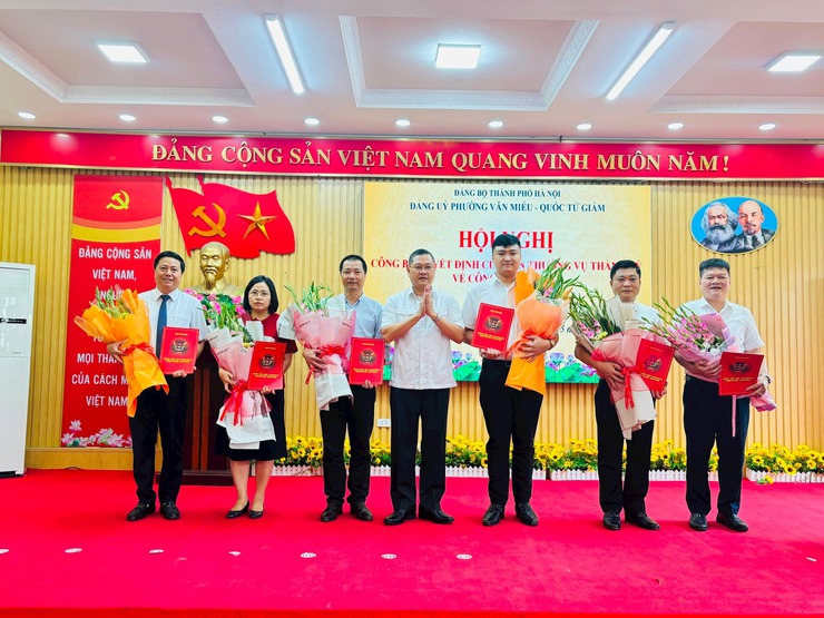 PHƯỜNG VĂN MIẾU - QUỐC TỬ GIÁM TRAO CÁC QUYẾT ĐỊNH VỀ CÔNG TÁC CÁN BỘ- Ảnh 1.