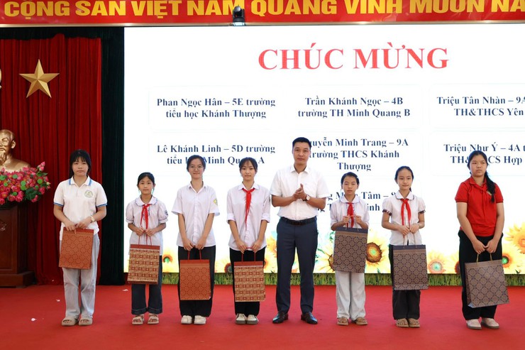 LAN TỎA YÊU THƯƠNG - TIẾP SỨC HỌC SINH VƯƠN LÊN TRONG HỌC TẬP- Ảnh 5.